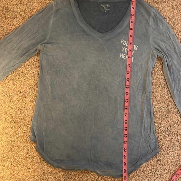 Zoe + Liv Blue Acid Wash Graphic Long Sleeved V-Neck Tee Shirt.  Size Small - Picture 7 of 7